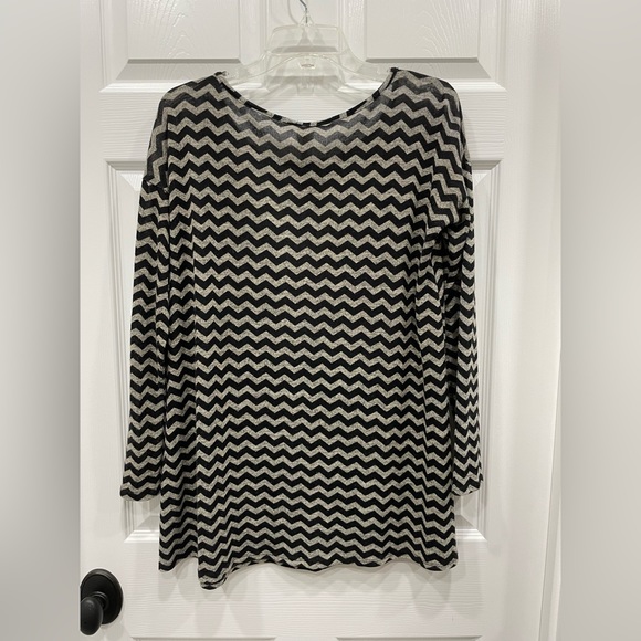 R Rouge long sleeved women’s pullover. Large. Black/gray chevron print. - Picture 2 of 4